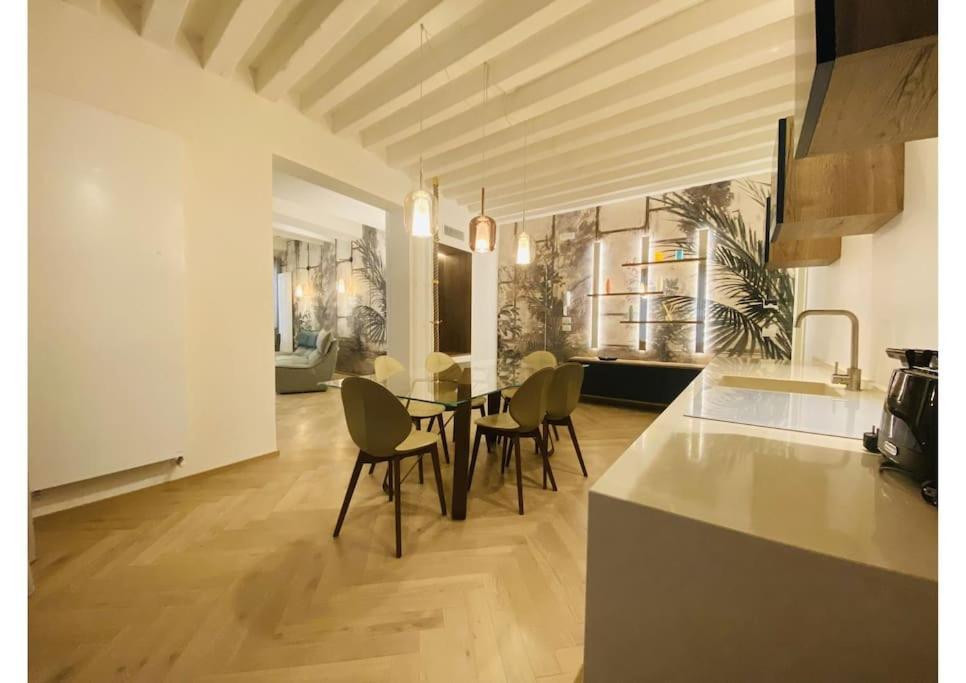 Sweet Time Venice, Luxury San Marco Frezzaria Apt! Lejlighed